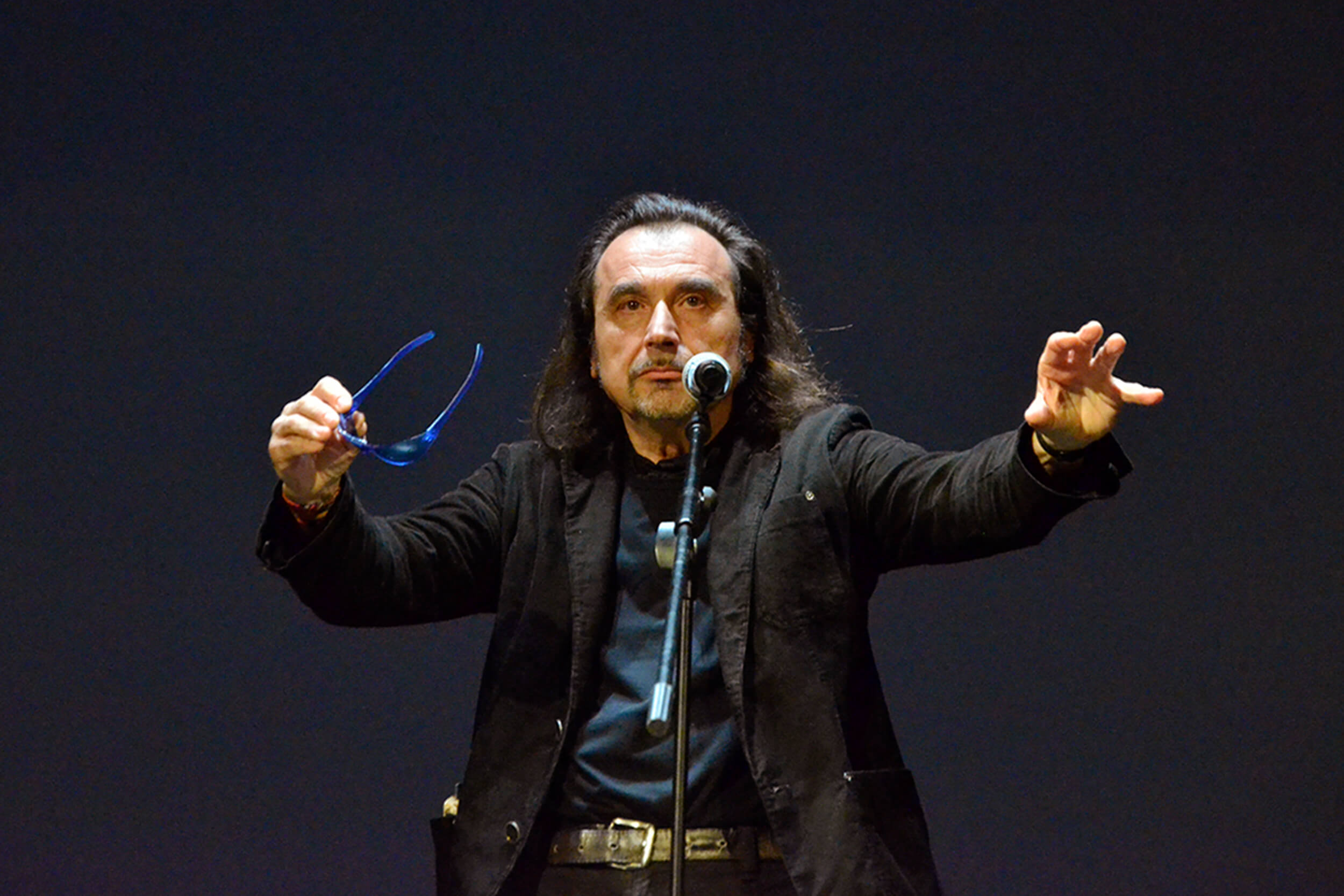 enzo_minarelli_performing_2500 enzo_minarelli_performing_2500