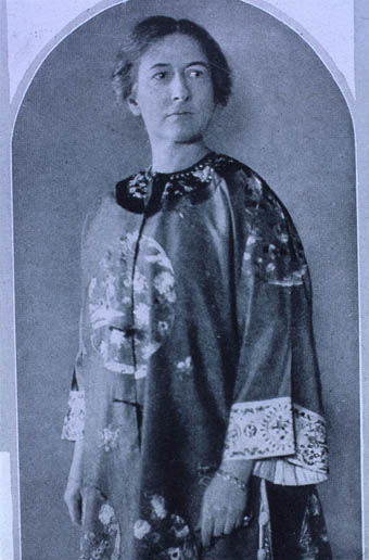 Poet and Publisher Harriet Monroe looking to the right in 1920.